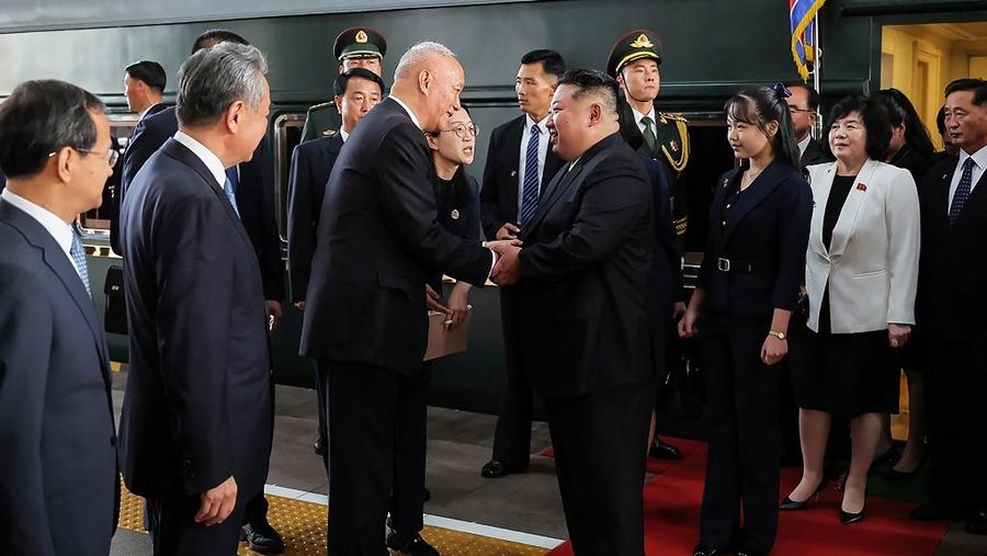 Pemimpin Korea Utara Kim Jong Un (tengah kanan) dan putrinya Kim Ju Ae (ketiga kanan) disambut oleh Sekretaris Pusat Partai Komunis Tiongkok, Cai Qi (tengah kiri), dan Menteri Luar Negeri Wang Yi (kedua dari kiri) setibanya di Stasiun Kereta Api Beijing. Pemimpin Korea Utara Kim Jong Un (tengah kanan) dan putrinya Kim Ju Ae (ketiga kanan) disambut oleh Sekretaris Pusat Partai Komunis Tiongkok, Cai Qi (tengah kiri), dan Menteri Luar Negeri Wang Yi (kedua dari kiri) setibanya di Stasiun Kereta Api Beijing. (Photo by KCNA VIA KNS / AFP)