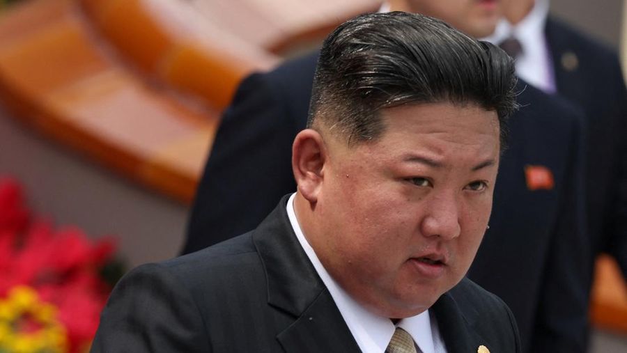 Pemimpin Korea Utara Kim Jong Un tiba untuk menghadiri parade militer yang menandai peringatan 80 tahun berakhirnya Perang Dunia Kedua, di Beijing, Cina, 3 September 2025. (Sputnik/Alexander Kazakov/Pool via REUTERS)