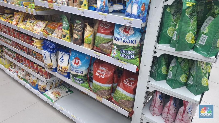 Penjualan beras premium di sejumlah gerai ritel modern terpantau masih langka hingga Selasa (2/9/2025). (CNBC Indonesia/Chandra Dwi Pranata)
