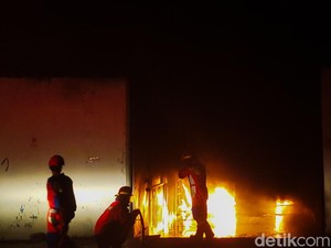 Kebakaran Hanguskan 4 Gudang di Cimahi, Jadi Tontonan Warga