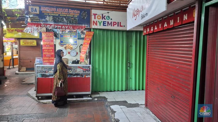 Plaza 2 Blok M tengah viral karena banyaknya toko makanan yang tiba-tiba tutup dan sepi pada Rabu (3/9/2025). Plaza 2 Blok M tengah viral karena banyaknya toko makanan yang tiba-tiba tutup dan sepi pada Rabu (3/9/2025). (CNBC Indonesia/Chandra Dwi Pranata)