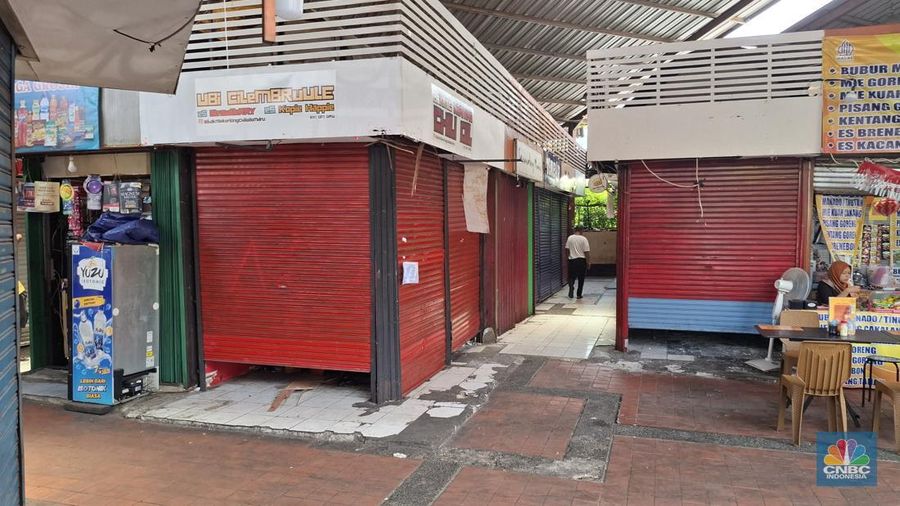 Plaza 2 Blok M tengah viral karena banyaknya toko makanan yang tiba-tiba tutup dan sepi pada Rabu (3/9/2025). Plaza 2 Blok M tengah viral karena banyaknya toko makanan yang tiba-tiba tutup dan sepi pada Rabu (3/9/2025). (CNBC Indonesia/Chandra Dwi Pranata)