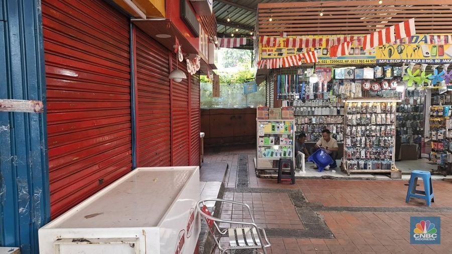Plaza 2 Blok M tengah viral karena banyaknya toko makanan yang tiba-tiba tutup dan sepi pada Rabu (3/9/2025). (CNBC Indonesia/Chandra Dwi Pranata)