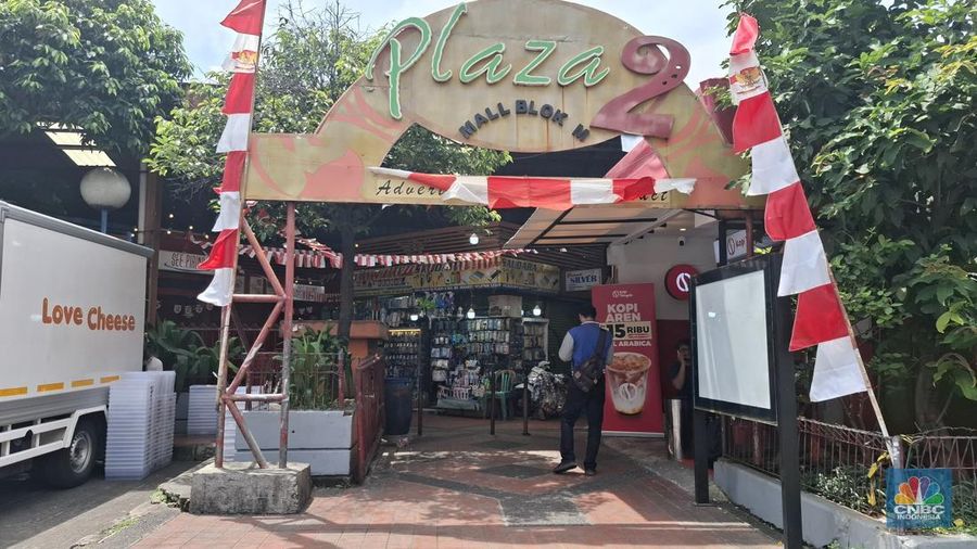 Plaza 2 Blok M tengah viral karena banyaknya toko makanan yang tiba-tiba tutup dan sepi pada Rabu (3/9/2025). (CNBC Indonesia/Chandra Dwi Pranata)