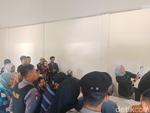 Puluhan Warga Kopang Geruduk Polres Lombok Tengah