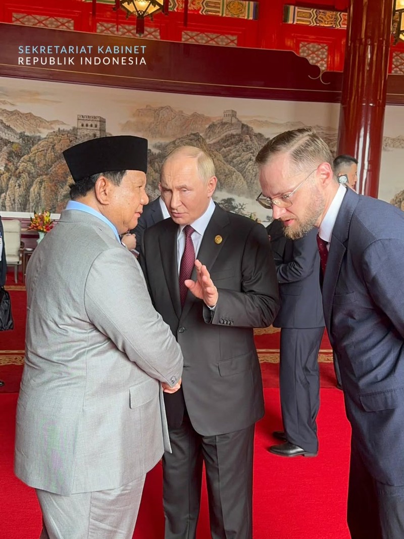 Presiden Republik Indonesia Prabowo Subianto dan Presiden Federasi Rusia Vladimir Putin bertemu dalam suasana hangat dan penuh keakraban di Istana Konstantinovsky, St. Petersburg, pada Kamis, 19 Juni 2025. Sambutan yang hangat dan jabat tangan erat menjadi pembuka momen diplomatik yang sarat makna. Presiden Republik Indonesia Prabowo Subianto dan Presiden Federasi Rusia Vladimir Putin bertemu dalam suasana hangat dan penuh keakraban di Istana Konstantinovsky, St. Petersburg, pada Kamis, 19 Juni 2025. Sambutan yang hangat dan jabat tangan erat menjadi pembuka momen diplomatik yang sarat makna. (Tangkapan layar Instagram @sekretariat.kabinet)
