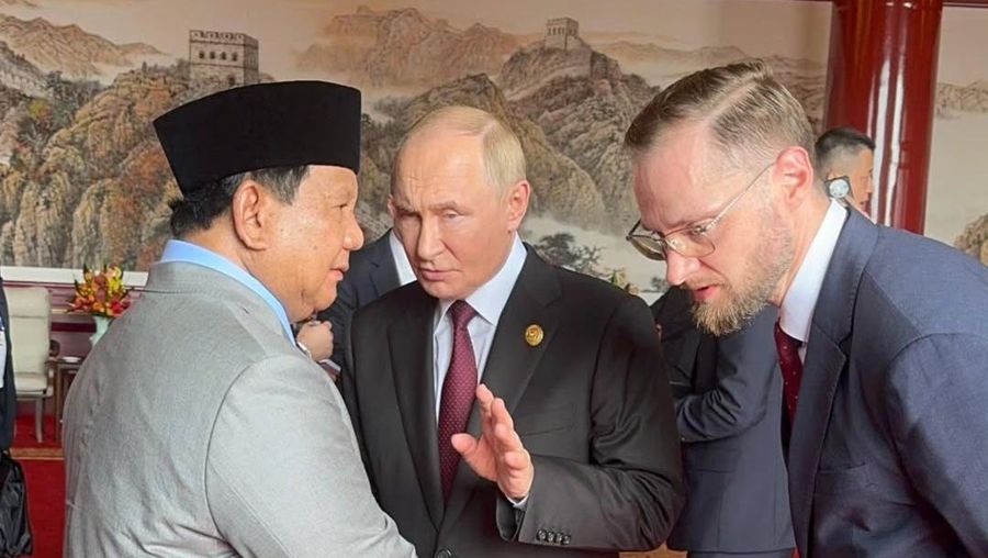 Presiden Republik Indonesia Prabowo Subianto dan Presiden Federasi Rusia Vladimir Putin bertemu dalam suasana hangat dan penuh keakraban di Istana Konstantinovsky, St. Petersburg, pada Kamis, 19 Juni 2025. Sambutan yang hangat dan jabat tangan erat menjadi pembuka momen diplomatik yang sarat makna. (Tangkapan layar Instagram @sekretariat.kabinet)