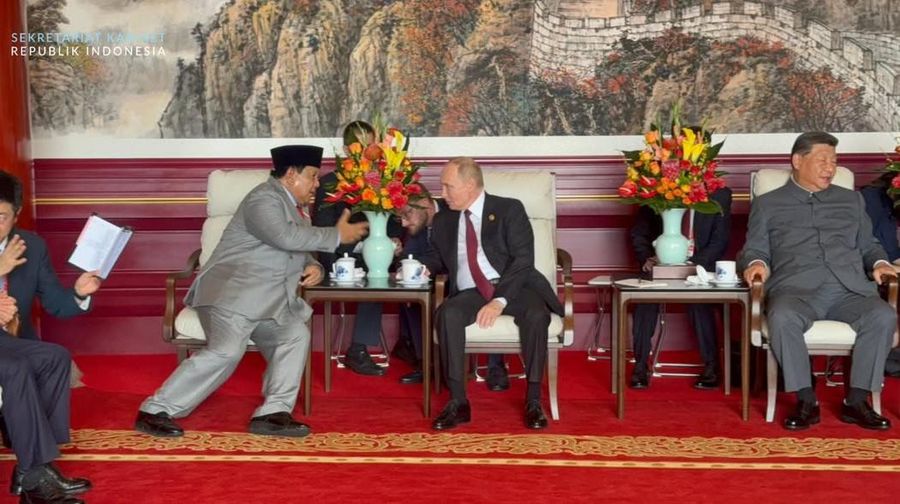 Presiden Republik Indonesia Prabowo Subianto dan Presiden Federasi Rusia Vladimir Putin bertemu dalam suasana hangat dan penuh keakraban di Istana Konstantinovsky, St. Petersburg, pada Kamis, 19 Juni 2025. Sambutan yang hangat dan jabat tangan erat menjadi pembuka momen diplomatik yang sarat makna. (Tangkapan layar Instagram @sekretariat.kabinet)