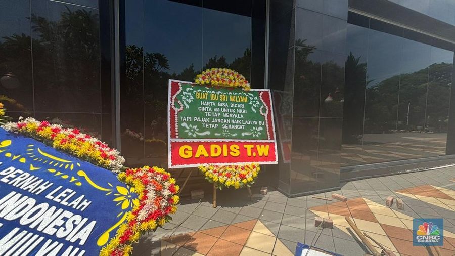 Sejumlah karangan bunga berdatangan untuk mendukung Menteri Keuangan Sri Mulyani di halaman Gedung Kementerian Keuangan, Jakarta, Rabu (3/9/2025). (CNBC Indonesia/Zahwa Madjid)
