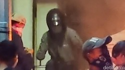 Terekam Kamera Detik-detik Pria Mencurigakan Bakar Grahadi
