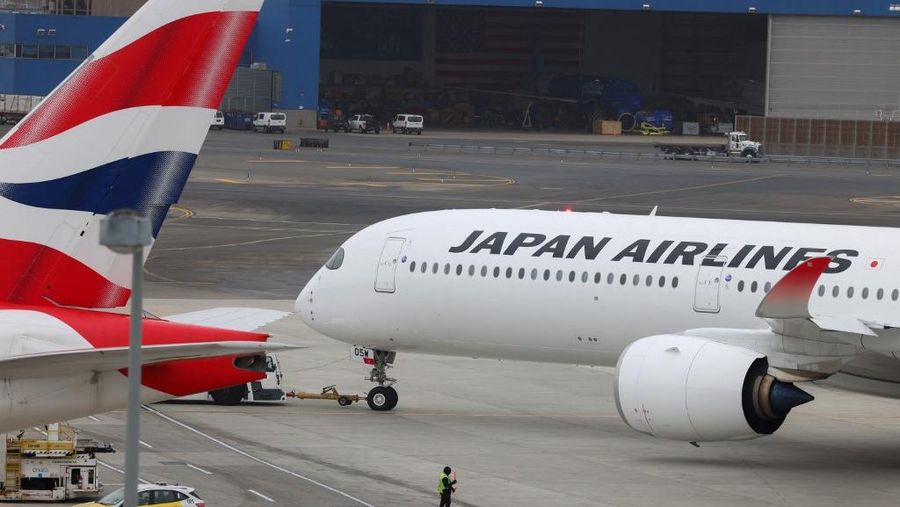 Airbus A350 milik Japan Airlines. (CHARLY TRIBALLEAU / AFP)