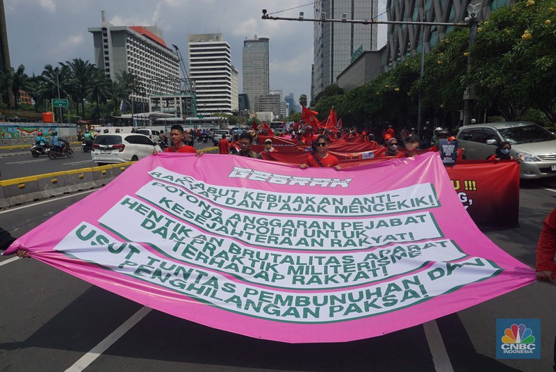 Aksi unjuk rasa massa buruh dari Aliansi Gerakan Buruh Bersama Rakyat (Gebrak) Rakyat Menggugat dengan melakukan pawai panjang (long march), Kamis (4/9/2025). ( Aksi unjuk rasa massa buruh dari Aliansi Gerakan Buruh Bersama Rakyat (Gebrak) Rakyat Menggugat dengan melakukan pawai panjang (long march), Kamis (4/9/2025). (CNBC Indonesia/Muhamaad Sabki)