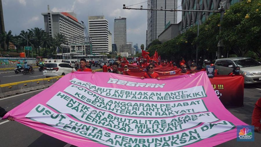 Aksi unjuk rasa massa buruh dari Aliansi Gerakan Buruh Bersama Rakyat (Gebrak) Rakyat Menggugat dengan melakukan pawai panjang (long march), Kamis (4/9/2025). (CNBC Indonesia/Muhamaad Sabki)