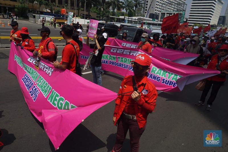 Aksi unjuk rasa massa buruh dari Aliansi Gerakan Buruh Bersama Rakyat (Gebrak) Rakyat Menggugat dengan melakukan pawai panjang (long march), Kamis (4/9/2025). ( Aksi unjuk rasa massa buruh dari Aliansi Gerakan Buruh Bersama Rakyat (Gebrak) Rakyat Menggugat dengan melakukan pawai panjang (long march), Kamis (4/9/2025). (CNBC Indonesia/Muhamaad Sabki)