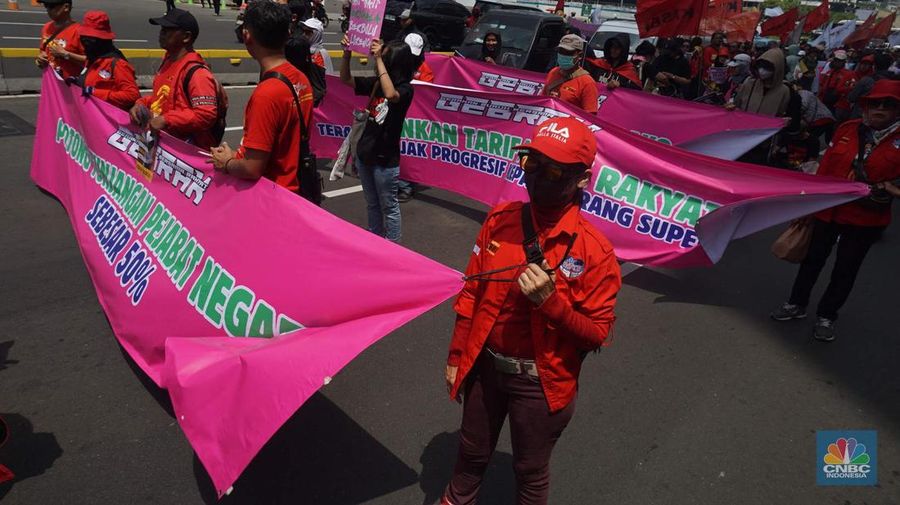 Aksi unjuk rasa massa buruh dari Aliansi Gerakan Buruh Bersama Rakyat (Gebrak) Rakyat Menggugat dengan melakukan pawai panjang (long march), Kamis (4/9/2025). ( Aksi unjuk rasa massa buruh dari Aliansi Gerakan Buruh Bersama Rakyat (Gebrak) Rakyat Menggugat dengan melakukan pawai panjang (long march), Kamis (4/9/2025). (CNBC Indonesia/Muhamaad Sabki)
