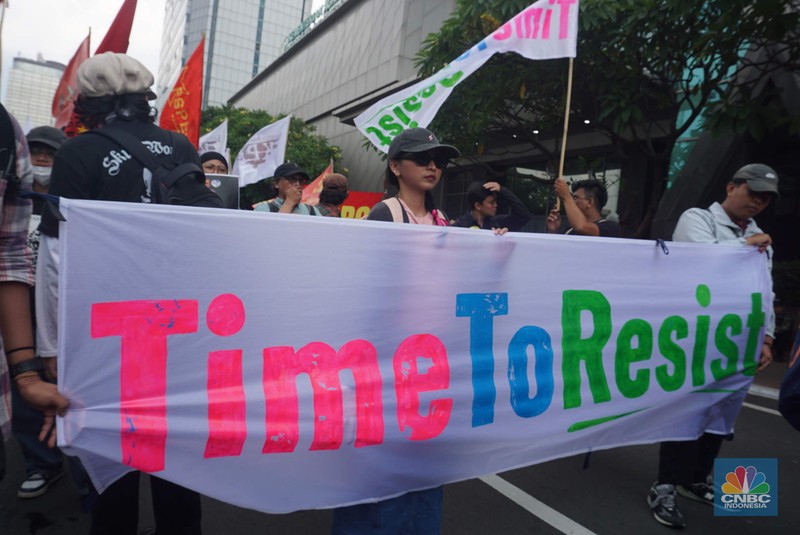 Aksi unjuk rasa massa buruh dari Aliansi Gerakan Buruh Bersama Rakyat (Gebrak) Rakyat Menggugat dengan melakukan pawai panjang (long march), Kamis (4/9/2025). ( Aksi unjuk rasa massa buruh dari Aliansi Gerakan Buruh Bersama Rakyat (Gebrak) Rakyat Menggugat dengan melakukan pawai panjang (long march), Kamis (4/9/2025). (CNBC Indonesia/Muhamaad Sabki)
