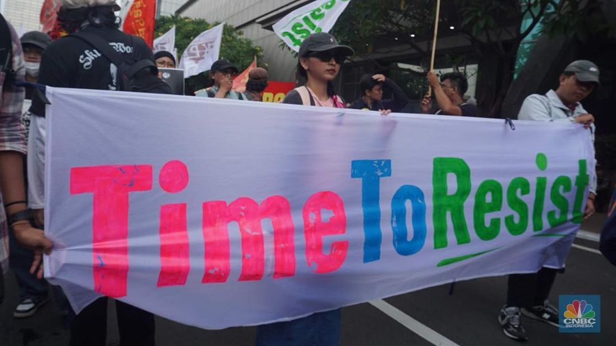 Aksi unjuk rasa massa buruh dari Aliansi Gerakan Buruh Bersama Rakyat (Gebrak) Rakyat Menggugat dengan melakukan pawai panjang (long march), Kamis (4/9/2025). ( Aksi unjuk rasa massa buruh dari Aliansi Gerakan Buruh Bersama Rakyat (Gebrak) Rakyat Menggugat dengan melakukan pawai panjang (long march), Kamis (4/9/2025). (CNBC Indonesia/Muhamaad Sabki)