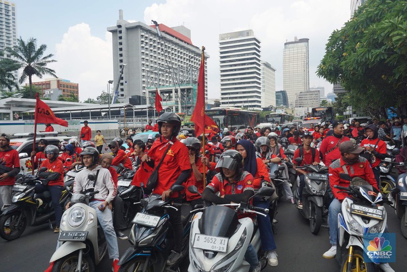 Aksi unjuk rasa massa buruh dari Aliansi Gerakan Buruh Bersama Rakyat (Gebrak) Rakyat Menggugat dengan melakukan pawai panjang (long march), Kamis (4/9/2025). ( Aksi unjuk rasa massa buruh dari Aliansi Gerakan Buruh Bersama Rakyat (Gebrak) Rakyat Menggugat dengan melakukan pawai panjang (long march), Kamis (4/9/2025). (CNBC Indonesia/Muhamaad Sabki)