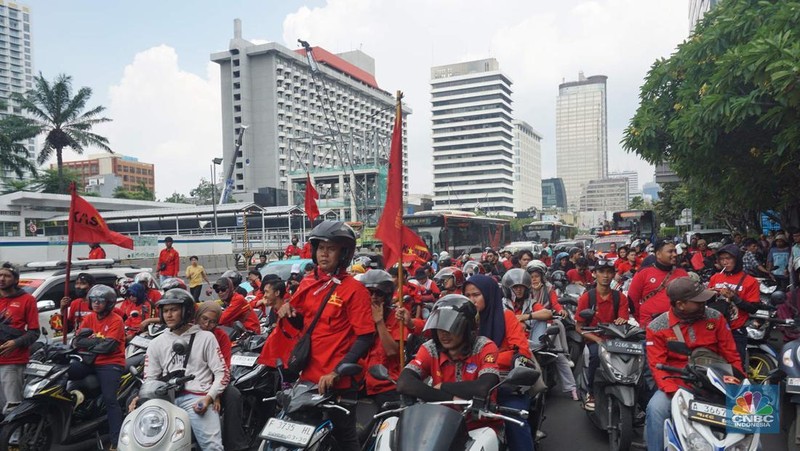 Aksi unjuk rasa massa buruh dari Aliansi Gerakan Buruh Bersama Rakyat (Gebrak) Rakyat Menggugat dengan melakukan pawai panjang (long march), Kamis (4/9/2025). (CNBC Indonesia/Muhamaad Sabki)