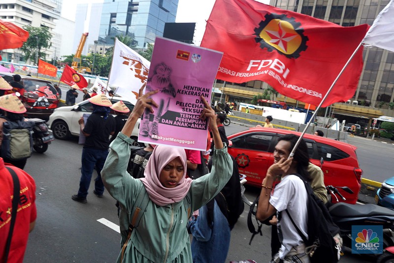 Aksi unjuk rasa massa buruh dari Aliansi Gerakan Buruh Bersama Rakyat (Gebrak) Rakyat Menggugat dengan melakukan pawai panjang (long march), Kamis (4/9/2025). ( Aksi unjuk rasa massa buruh dari Aliansi Gerakan Buruh Bersama Rakyat (Gebrak) Rakyat Menggugat dengan melakukan pawai panjang (long march), Kamis (4/9/2025). (CNBC Indonesia/Muhamaad Sabki)