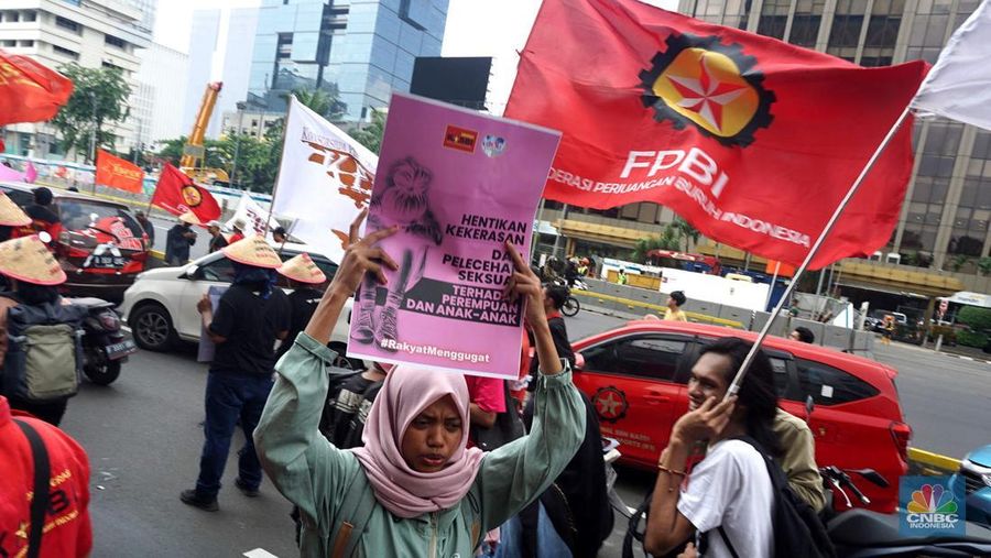 Aksi unjuk rasa massa buruh dari Aliansi Gerakan Buruh Bersama Rakyat (Gebrak) Rakyat Menggugat dengan melakukan pawai panjang (long march), Kamis (4/9/2025). ( Aksi unjuk rasa massa buruh dari Aliansi Gerakan Buruh Bersama Rakyat (Gebrak) Rakyat Menggugat dengan melakukan pawai panjang (long march), Kamis (4/9/2025). (CNBC Indonesia/Muhamaad Sabki)