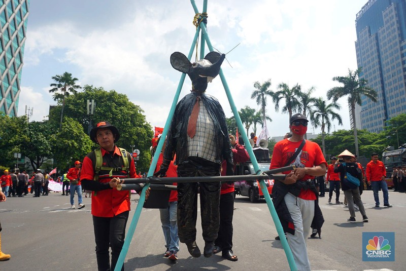 Aksi unjuk rasa massa buruh dari Aliansi Gerakan Buruh Bersama Rakyat (Gebrak) Rakyat Menggugat dengan melakukan pawai panjang (long march), Kamis (4/9/2025). ( Aksi unjuk rasa massa buruh dari Aliansi Gerakan Buruh Bersama Rakyat (Gebrak) Rakyat Menggugat dengan melakukan pawai panjang (long march), Kamis (4/9/2025). (CNBC Indonesia/Muhamaad Sabki)