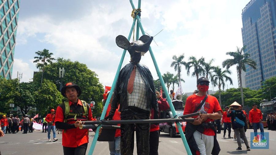 Aksi unjuk rasa massa buruh dari Aliansi Gerakan Buruh Bersama Rakyat (Gebrak) Rakyat Menggugat dengan melakukan pawai panjang (long march), Kamis (4/9/2025). ( Aksi unjuk rasa massa buruh dari Aliansi Gerakan Buruh Bersama Rakyat (Gebrak) Rakyat Menggugat dengan melakukan pawai panjang (long march), Kamis (4/9/2025). (CNBC Indonesia/Muhamaad Sabki)