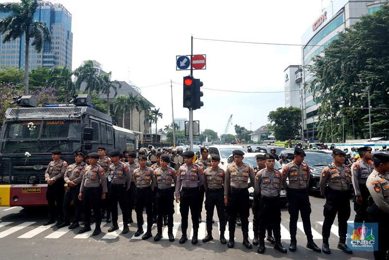 Aksi unjuk rasa massa buruh dari Aliansi Gerakan Buruh Bersama Rakyat (Gebrak) Rakyat Menggugat dengan melakukan pawai panjang (long march), Kamis (4/9/2025). ( Aksi unjuk rasa massa buruh dari Aliansi Gerakan Buruh Bersama Rakyat (Gebrak) Rakyat Menggugat dengan melakukan pawai panjang (long march), Kamis (4/9/2025). (CNBC Indonesia/Muhamaad Sabki)