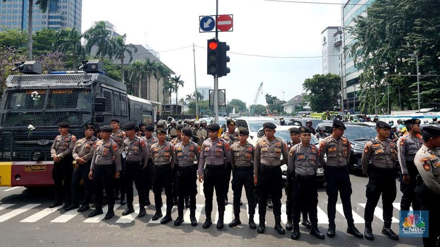 Aksi unjuk rasa massa buruh dari Aliansi Gerakan Buruh Bersama Rakyat (Gebrak) Rakyat Menggugat dengan melakukan pawai panjang (long march), Kamis (4/9/2025). (CNBC Indonesia/Muhamaad Sabki)