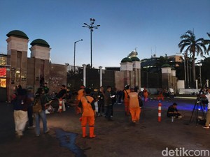 Massa BEM SI Tertib Bubar dari Depan DPR Usai Tabur Bunga