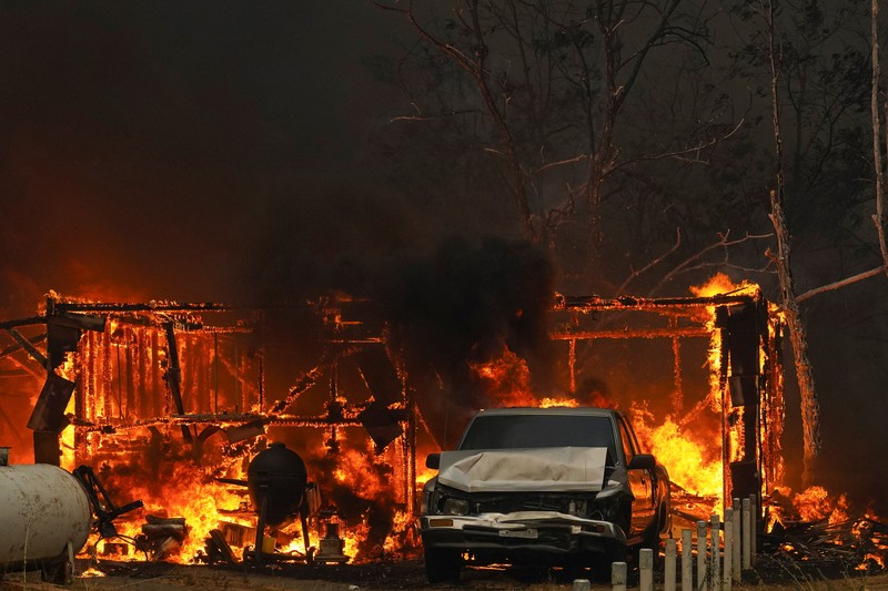 Api melalap sebuah rumah di Chinese Camp saat kebakaran hutan berkobar di Tuolumne County, California, AS, 2 September 2025. Api melalap sebuah rumah di Chinese Camp saat kebakaran hutan berkobar di Tuolumne County, California, AS, 2 September 2025. (REUTERS/Tracy Barbutes)