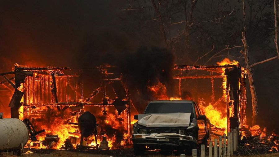 Api melalap sebuah rumah di Chinese Camp saat kebakaran hutan berkobar di Tuolumne County, California, AS, 2 September 2025. Api melalap sebuah rumah di Chinese Camp saat kebakaran hutan berkobar di Tuolumne County, California, AS, 2 September 2025. (REUTERS/Tracy Barbutes)