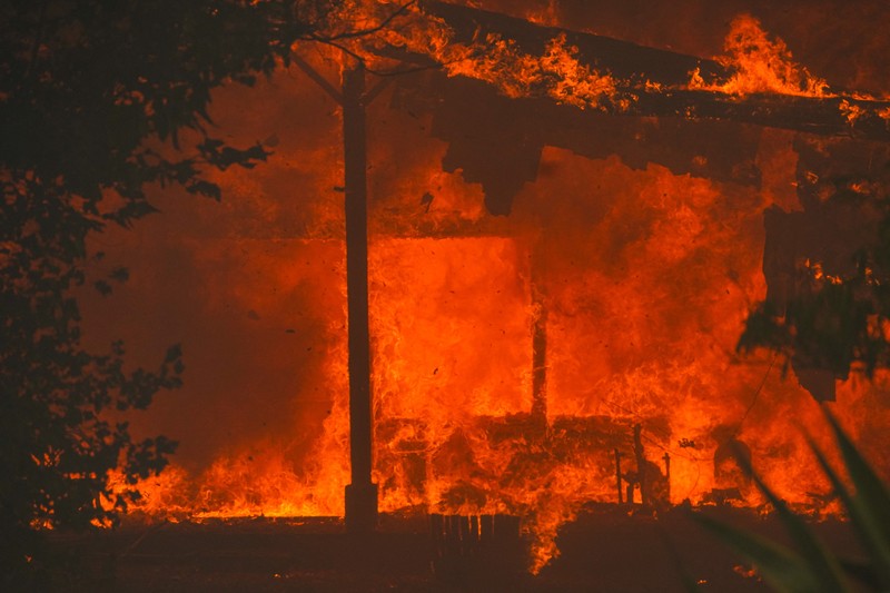 Api melalap sebuah rumah di Chinese Camp saat kebakaran hutan berkobar di Tuolumne County, California, AS, 2 September 2025. Api melalap sebuah rumah di Chinese Camp saat kebakaran hutan berkobar di Tuolumne County, California, AS, 2 September 2025. (REUTERS/Tracy Barbutes)