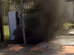 Asap Mengepul di Got Jalan Bawakaraeng Makassar, Ternyata Warga Bakar Sampah