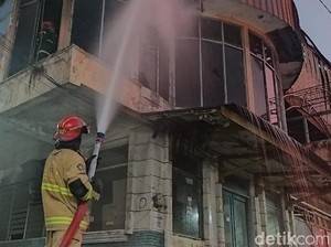 Bekas Bioskop Lawas di Mayjend Sungkono Surabaya Tiba-tiba Kebakaran