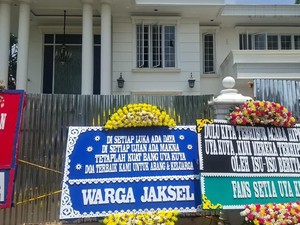 Banjir Dukungan, Rumah Uya Kuya Dikirimi Banyak Karangan Bunga
