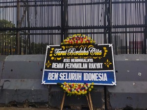 Bawa Karangan Bunga Dukacita, BEM SI Aksi Selamatkan Indonesia di DPR