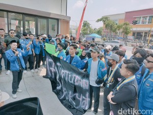 Mahasiswa Demo DPRD Bojonegoro Bawa Spanduk 17+8 Tuntutan Rakyat
