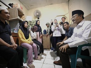 Kunjungi Keluarga Affan, Mensos Sampaikan Duka-Beri Santunan Kematian