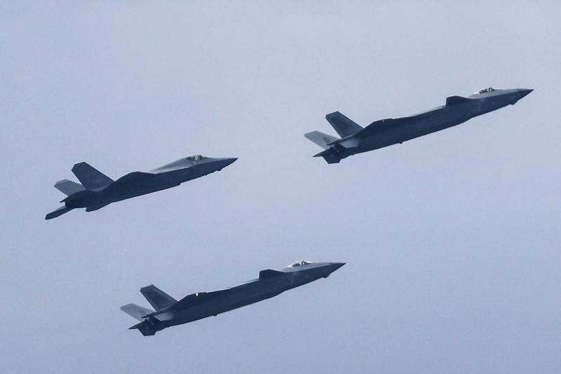 Jet tempur J-16D, J-20, dan J-35A terbang di atas Lapangan Tiananmen selama parade militer untuk memperingati 80 tahun berakhirnya Perang Dunia II, di Beijing, Tiongkok, 3 September 2025. Jet tempur J-16D, J-20, dan J-35A terbang di atas Lapangan Tiananmen selama parade militer untuk memperingati 80 tahun berakhirnya Perang Dunia II, di Beijing, Tiongkok, 3 September 2025. (REUTERS/Tingshu Wang)