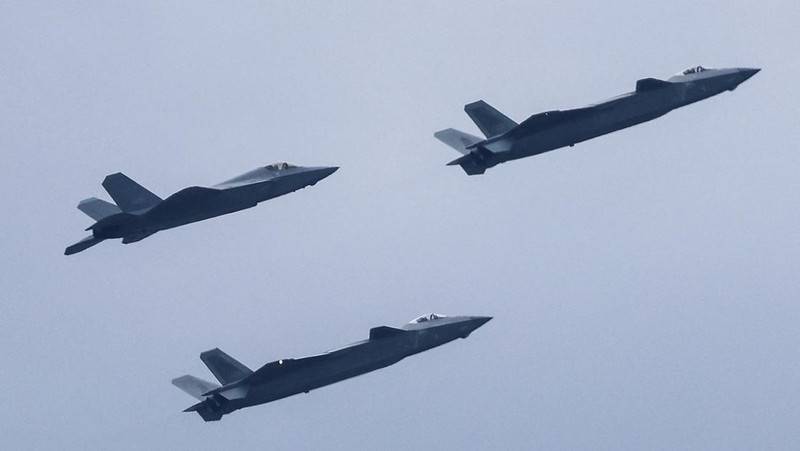 Jet tempur J-16D, J-20, dan J-35A terbang di atas Lapangan Tiananmen selama parade militer untuk memperingati 80 tahun berakhirnya Perang Dunia II, di Beijing, Tiongkok, 3 September 2025. (REUTERS/Tingshu Wang)