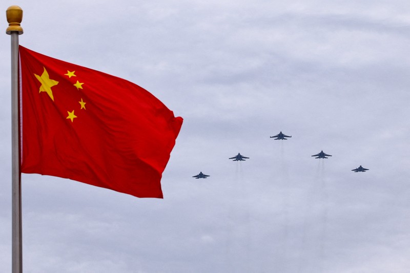 Jet tempur J-16D, J-20, dan J-35A terbang di atas Lapangan Tiananmen selama parade militer untuk memperingati 80 tahun berakhirnya Perang Dunia II, di Beijing, Tiongkok, 3 September 2025. Jet tempur J-16D, J-20, dan J-35A terbang di atas Lapangan Tiananmen selama parade militer untuk memperingati 80 tahun berakhirnya Perang Dunia II, di Beijing, Tiongkok, 3 September 2025. (REUTERS/Tingshu Wang)