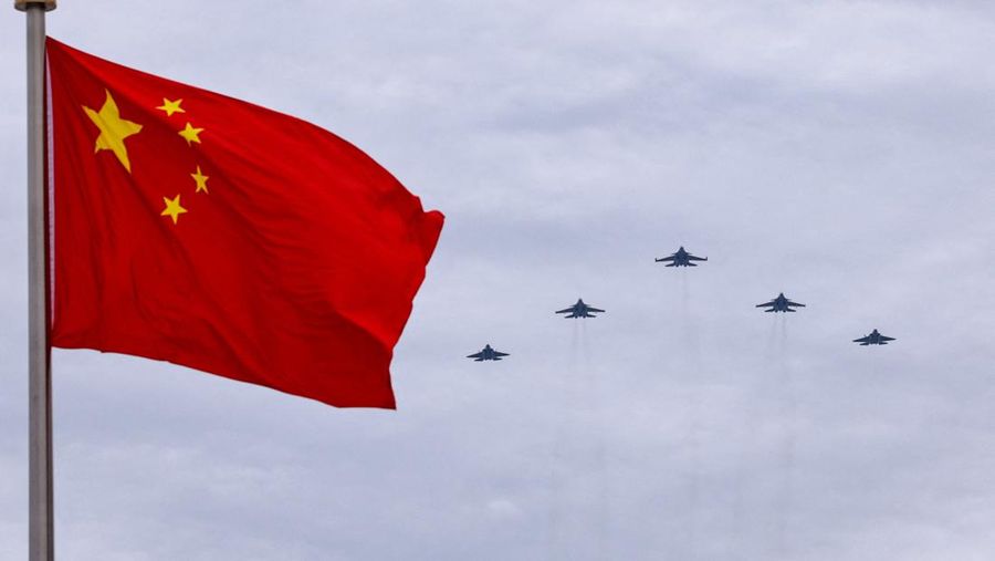 Jet tempur J-16D, J-20, dan J-35A terbang di atas Lapangan Tiananmen selama parade militer untuk memperingati 80 tahun berakhirnya Perang Dunia II, di Beijing, Tiongkok, 3 September 2025. Jet tempur J-16D, J-20, dan J-35A terbang di atas Lapangan Tiananmen selama parade militer untuk memperingati 80 tahun berakhirnya Perang Dunia II, di Beijing, Tiongkok, 3 September 2025. (REUTERS/Tingshu Wang)