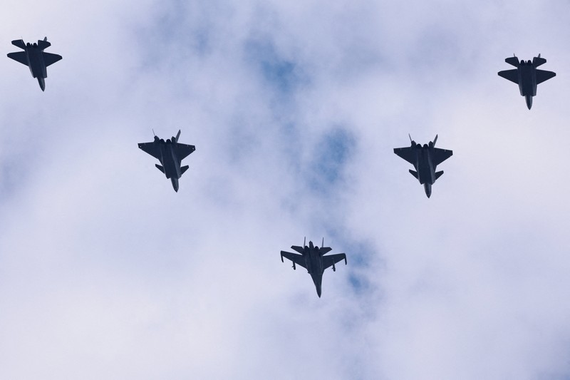 Jet tempur J-16D, J-20, dan J-35A terbang di atas Lapangan Tiananmen selama parade militer untuk memperingati 80 tahun berakhirnya Perang Dunia II, di Beijing, Tiongkok, 3 September 2025. Jet tempur J-16D, J-20, dan J-35A terbang di atas Lapangan Tiananmen selama parade militer untuk memperingati 80 tahun berakhirnya Perang Dunia II, di Beijing, Tiongkok, 3 September 2025. (REUTERS/Tingshu Wang)