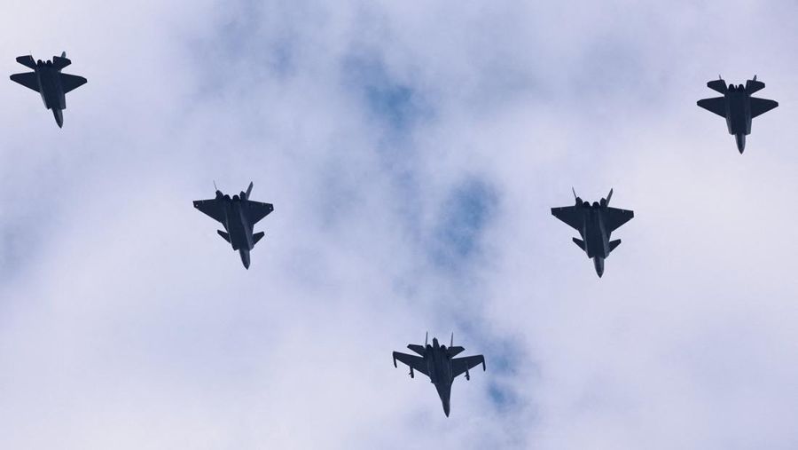 Jet tempur J-16D, J-20, dan J-35A terbang di atas Lapangan Tiananmen selama parade militer untuk memperingati 80 tahun berakhirnya Perang Dunia II, di Beijing, Tiongkok, 3 September 2025. (REUTERS/Tingshu Wang)