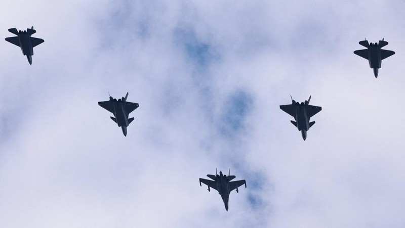 Jet tempur J-16D, J-20, dan J-35A terbang di atas Lapangan Tiananmen selama parade militer untuk memperingati 80 tahun berakhirnya Perang Dunia II, di Beijing, Tiongkok, 3 September 2025. (REUTERS/Tingshu Wang)
