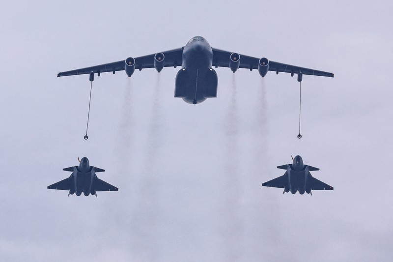 Jet tempur J-16D, J-20, dan J-35A terbang di atas Lapangan Tiananmen selama parade militer untuk memperingati 80 tahun berakhirnya Perang Dunia II, di Beijing, Tiongkok, 3 September 2025. Jet tempur J-16D, J-20, dan J-35A terbang di atas Lapangan Tiananmen selama parade militer untuk memperingati 80 tahun berakhirnya Perang Dunia II, di Beijing, Tiongkok, 3 September 2025. (REUTERS/Tingshu Wang)
