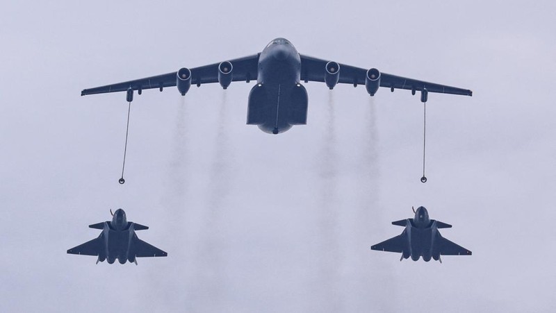 Jet tempur J-16D, J-20, dan J-35A terbang di atas Lapangan Tiananmen selama parade militer untuk memperingati 80 tahun berakhirnya Perang Dunia II, di Beijing, Tiongkok, 3 September 2025. (REUTERS/Tingshu Wang)