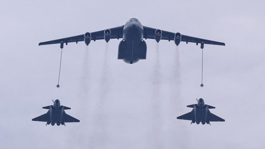 Jet tempur J-16D, J-20, dan J-35A terbang di atas Lapangan Tiananmen selama parade militer untuk memperingati 80 tahun berakhirnya Perang Dunia II, di Beijing, Tiongkok, 3 September 2025. Jet tempur J-16D, J-20, dan J-35A terbang di atas Lapangan Tiananmen selama parade militer untuk memperingati 80 tahun berakhirnya Perang Dunia II, di Beijing, Tiongkok, 3 September 2025. (REUTERS/Tingshu Wang)