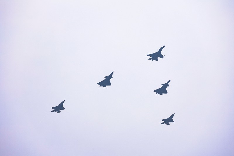 Jet tempur J-16D, J-20, dan J-35A terbang di atas Lapangan Tiananmen selama parade militer untuk memperingati 80 tahun berakhirnya Perang Dunia II, di Beijing, Tiongkok, 3 September 2025. Jet tempur J-16D, J-20, dan J-35A terbang di atas Lapangan Tiananmen selama parade militer untuk memperingati 80 tahun berakhirnya Perang Dunia II, di Beijing, Tiongkok, 3 September 2025. (REUTERS/Tingshu Wang)